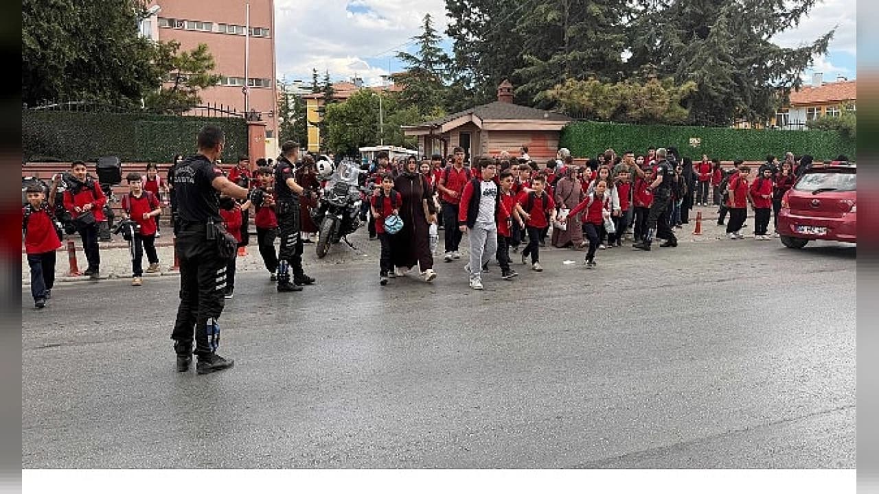 Konya'da Okul Önlerinde Motorize Zabıtadan Güvenli Geçiş Uygulaması