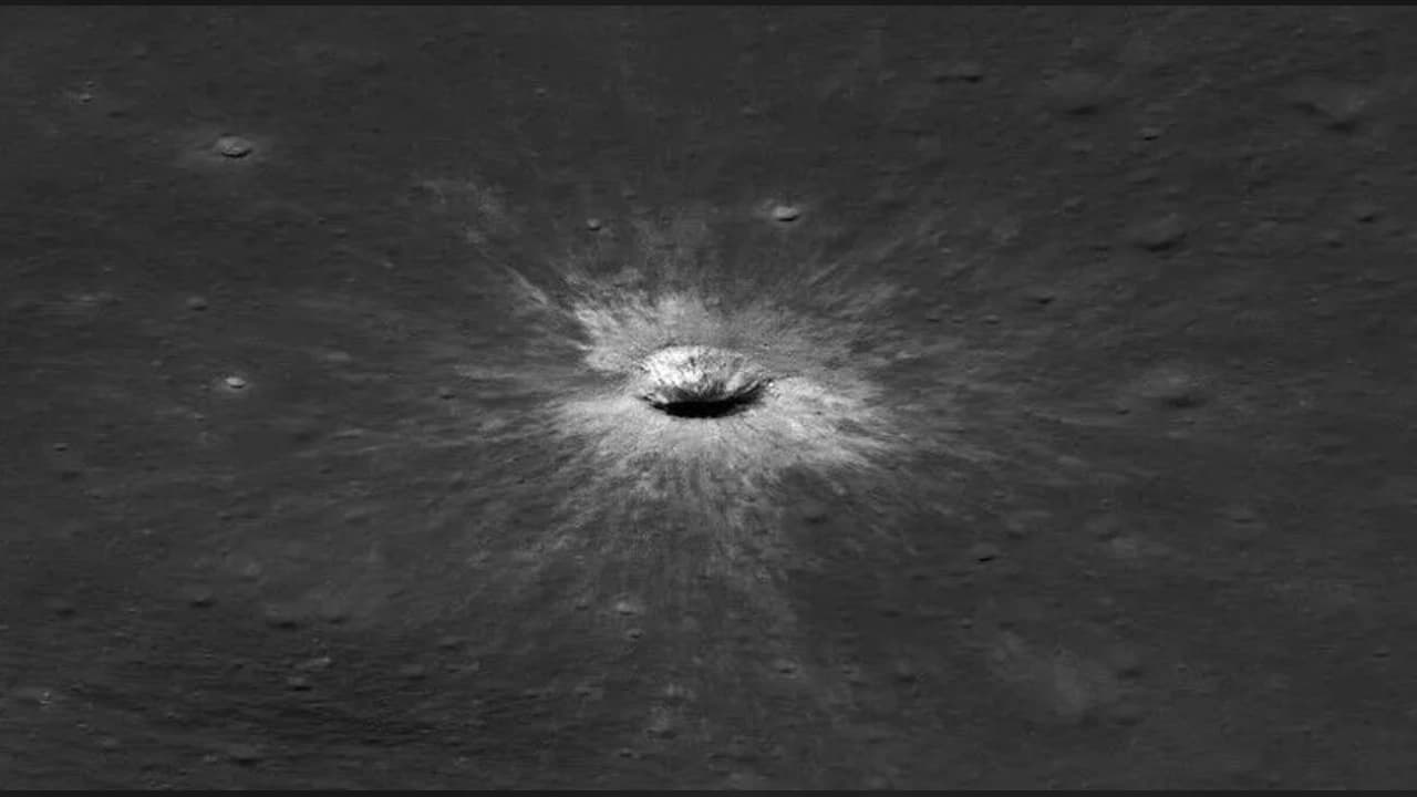 NASA'nın Uydusu Ay'da Kolezyum'dan Büyük Devasa Krater Tespit Etti