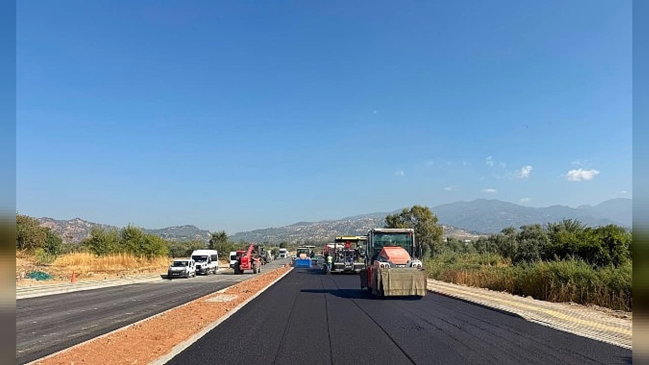 Aydın'da Yol Hamlesi: 17 İlçede Altyapı Çalışmaları Hız Kesmeden Sürüyor
