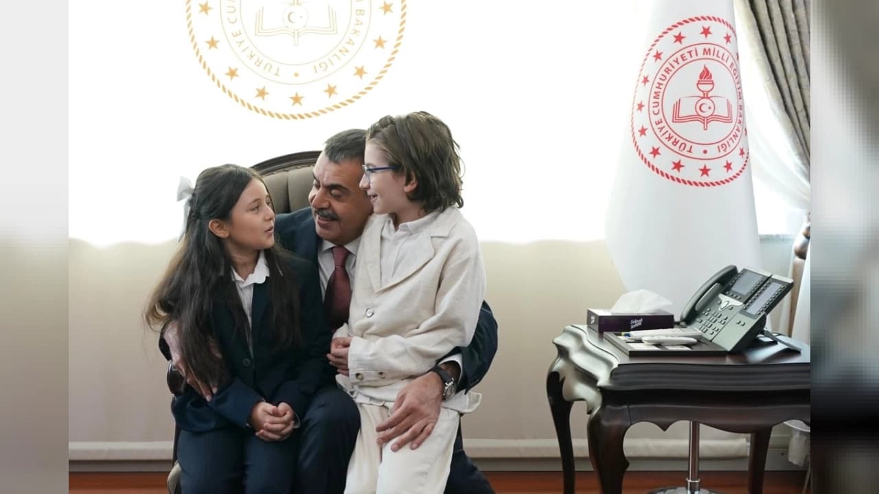 Bakan Yusuf Tekin'den Yılın Açılışında Şarkı Söyleyen Öğrencilere Kabul