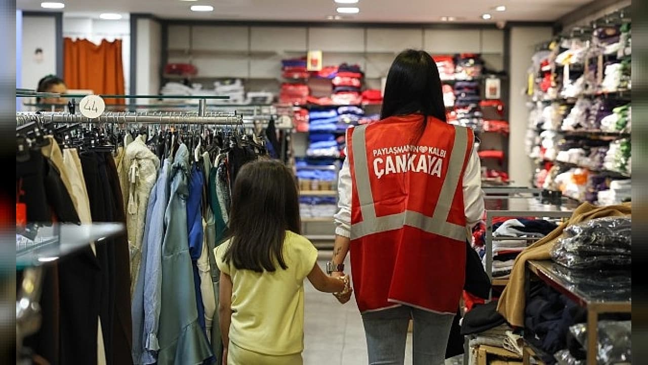 Çankaya Belediyesi'nden minik öğrencilere okul forması desteği
