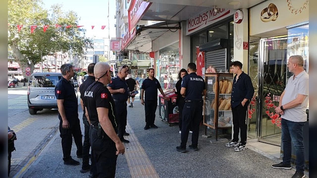 Edremit'te Kaldırım İşgaline Sıkı Denetim: Malzemeler Toplandı