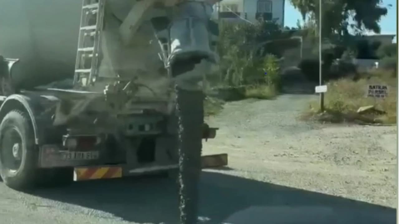 Hatay'da beton mikseri yola beton akıtarak ilerledi: O anlar kamerada