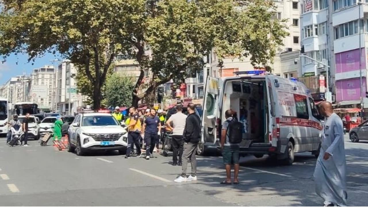 İstanbul Fatih'te Feci Kaza: Karşıya Geçen Genç İki Minibüsün Altında Can Verdi