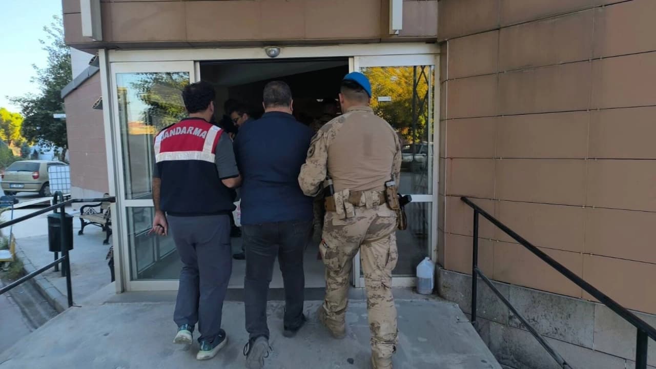 İzmir'de FETÖ'nün Güncel Yapılanmasına Operasyon: 21 Gözaltı