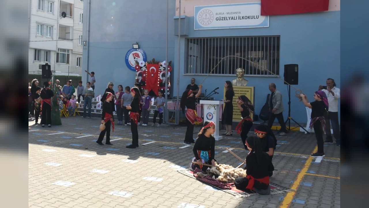 Mudanya’da İlköğretim Haftası Coşkusu: 4’üncü Sınıflardan 1’inci Sınıflara Çiçekli Karşılama
