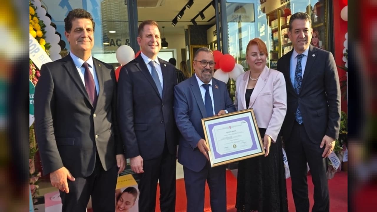 12 Eylül Mağduru Haydar Koçak 48 Yıl Sonra Eczacısı Oldu: İzmir'de Dünyam Eczanesi Açıldı
