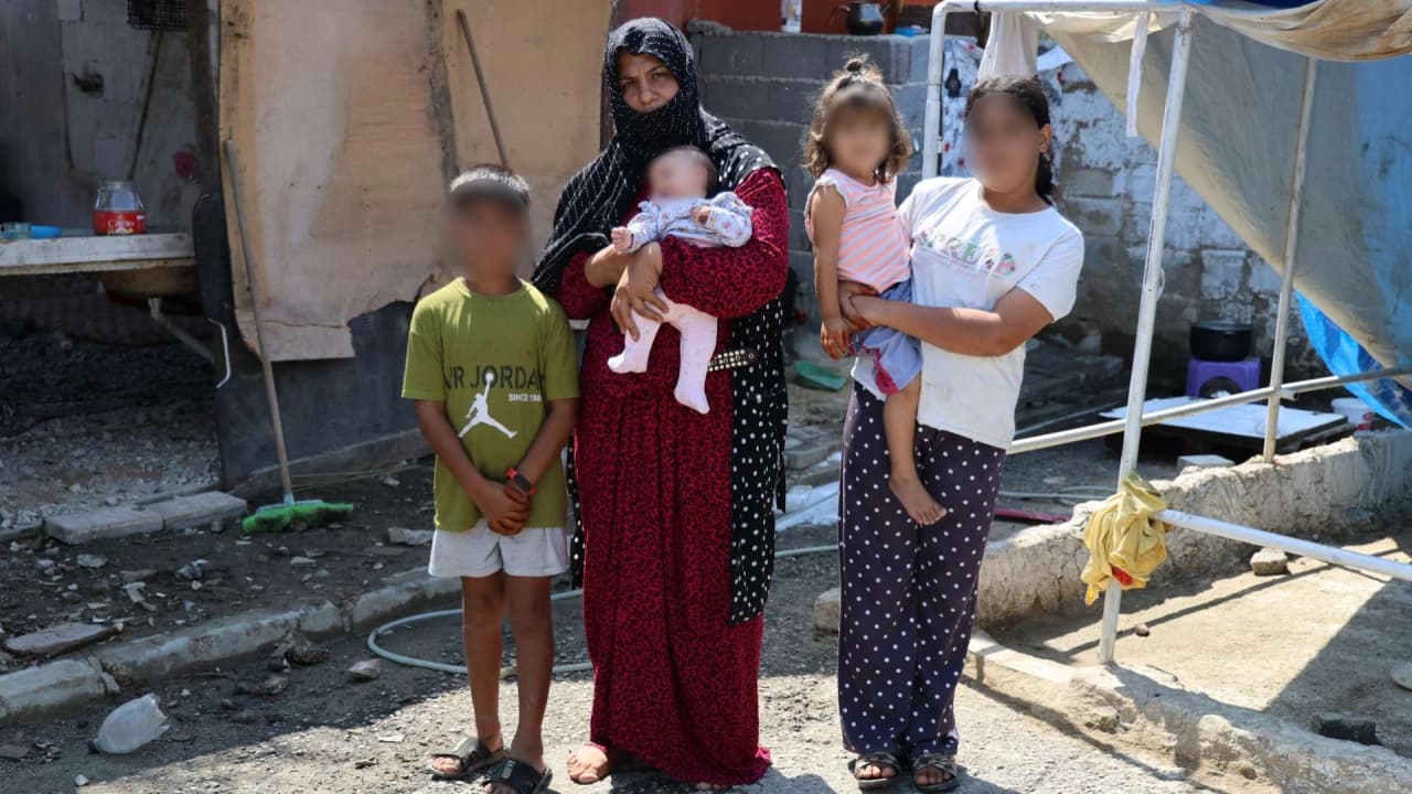 Adana'da Ev Hayali Kabusa Döndü: Kredi Kartı Vaadiyle Dolandırılan Aile Çadırda Yaşam Mücadelesi Veriyor
