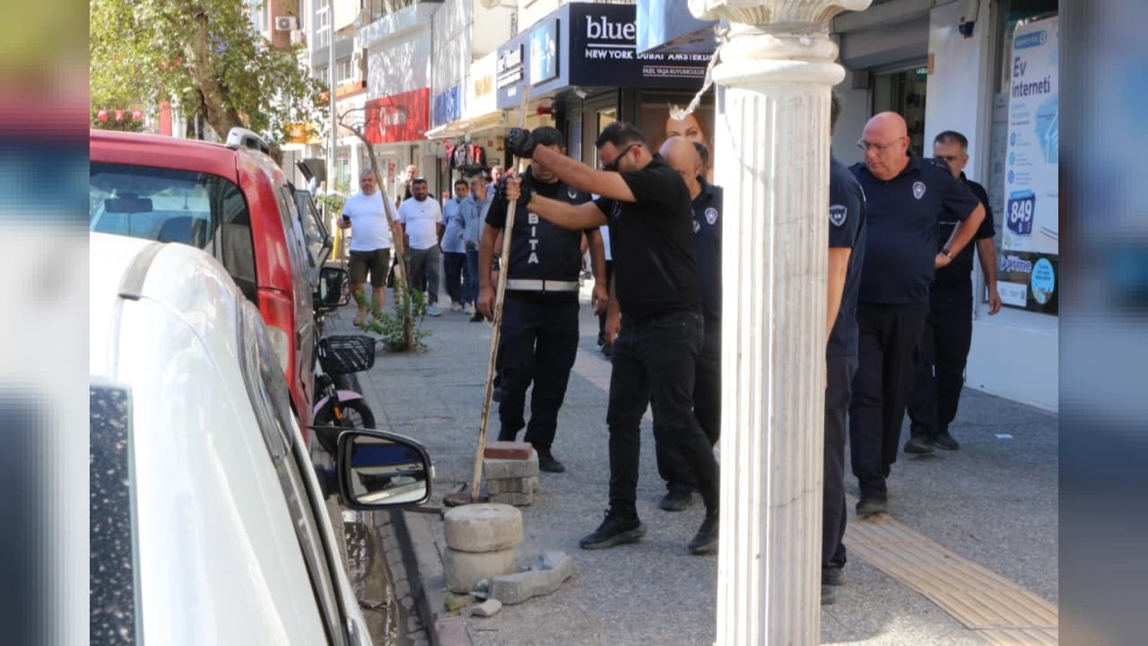 Balıkesir Edremit'te Kaldırım İşgali Operasyonu: Menderes Bulvarı ve Cumhuriyet Meydanı Temizlendi
