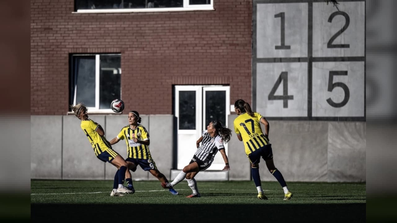 Fenerbahçe Beşiktaş'ı derbide 3-0 mağlup etti: 4'te 4!