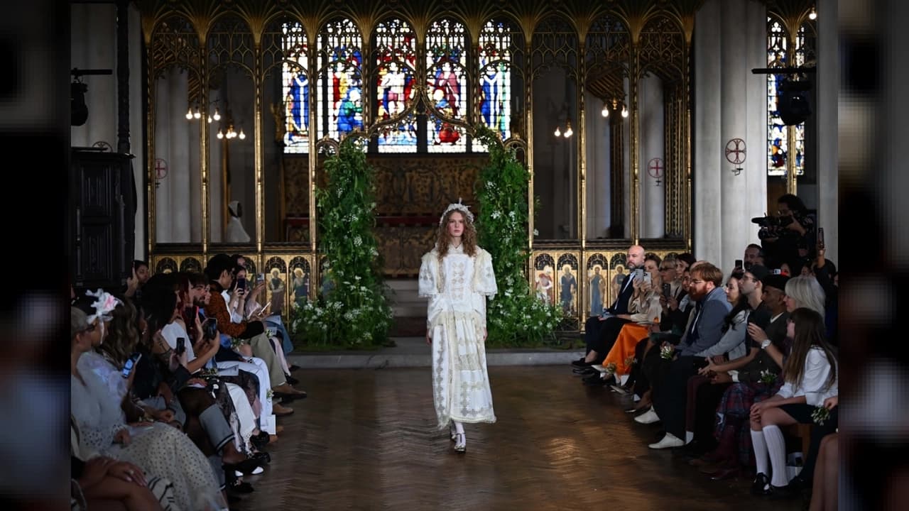 Gaziantep'in Asırlık Antep İşi Nakışı Londra Moda Haftası'nda Podyuma Çıktı