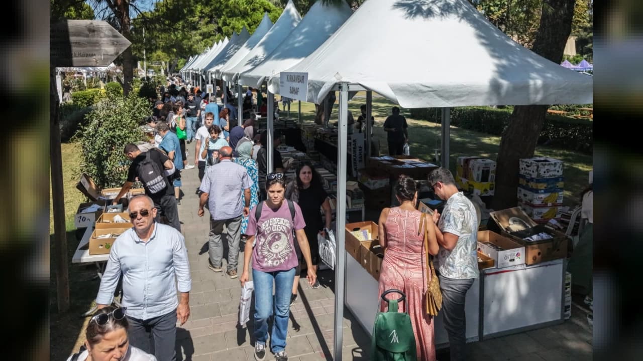 İzmir'de Kitap Fuarı Kapılarını Açtı: 400 Yazar ve 500 Etkinlik Kitapseverleri Bekliyor