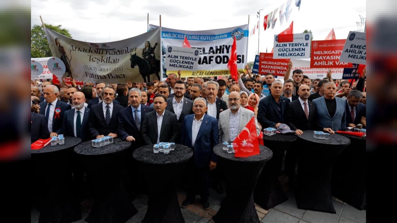 Kayseri'de 39. Ahilik Haftası Coşkusu: Yürüyüşten Zara Konserine Görkemli Kutlama