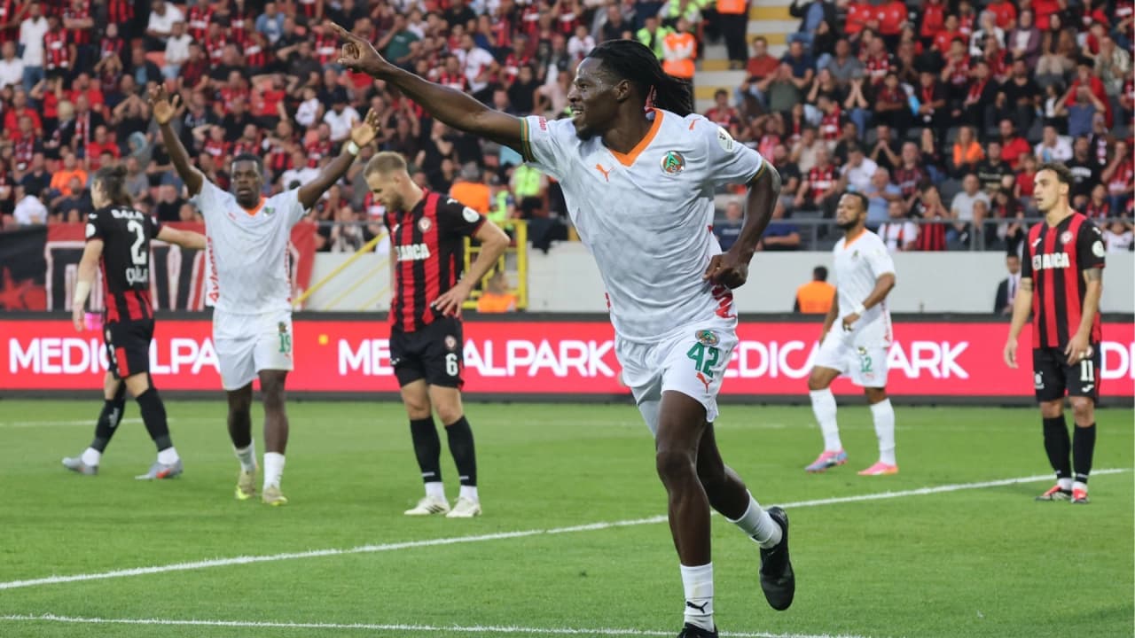 Alanyaspor deplasmanda Çorum FK'yı 2-1 mağlup etti
