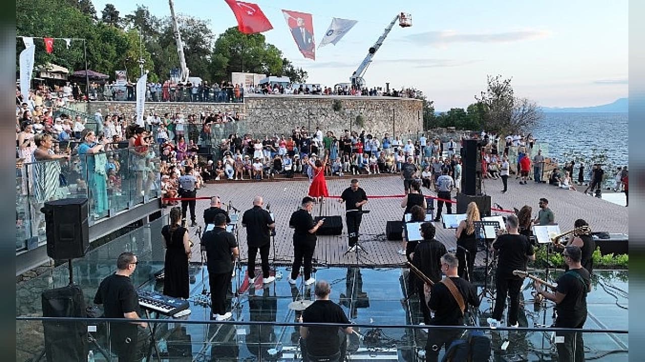Antalya'nın Tarihi Hıdırlık Kulesi'nde Unutulmaz Gün Batımı Konseri