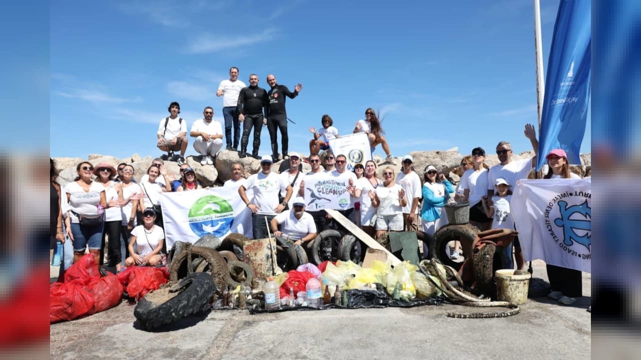 Çeşme'de Kıyı ve Deniz Tabanı Temizlendi: Yaklaşık 1,5 Ton Atık Çıkarıldı