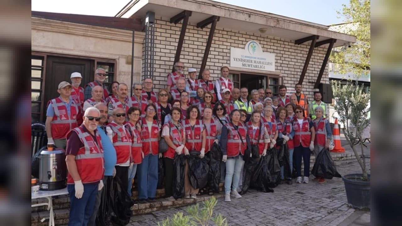 Denizli'de Kuşaklararası Dayanışma: Yaşlılar ve Gençler Yenişehir'de Temizlik İçin Buluştu
