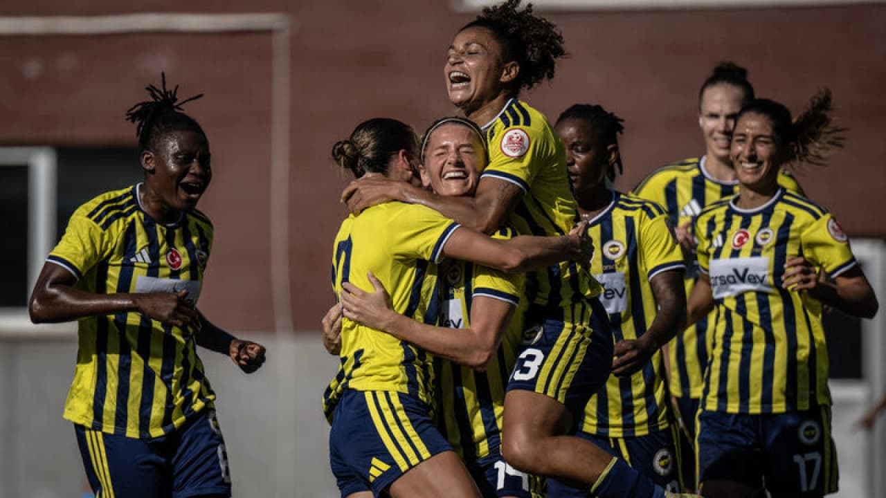 Fenerbahçe derbide Beşiktaş ı 3-0 yendi, liderliği sürdürdü