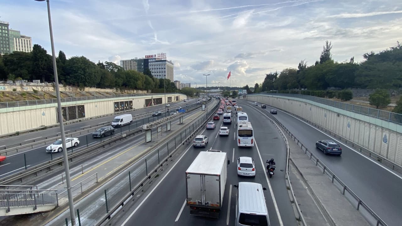 İstanbul'da Koşu Etkinliği Nedeniyle Yarin Hangi Yollar Kapanacak? Fatih ve Beyoğlu Trafik Düzenlemesi