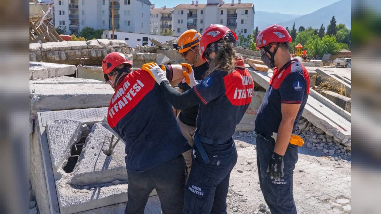 İzmir İtfaiyesi'nden Ağır Arama Kurtarma Hamlesi: 110 Personele Uluslararası Akreditasyon Eğitimi