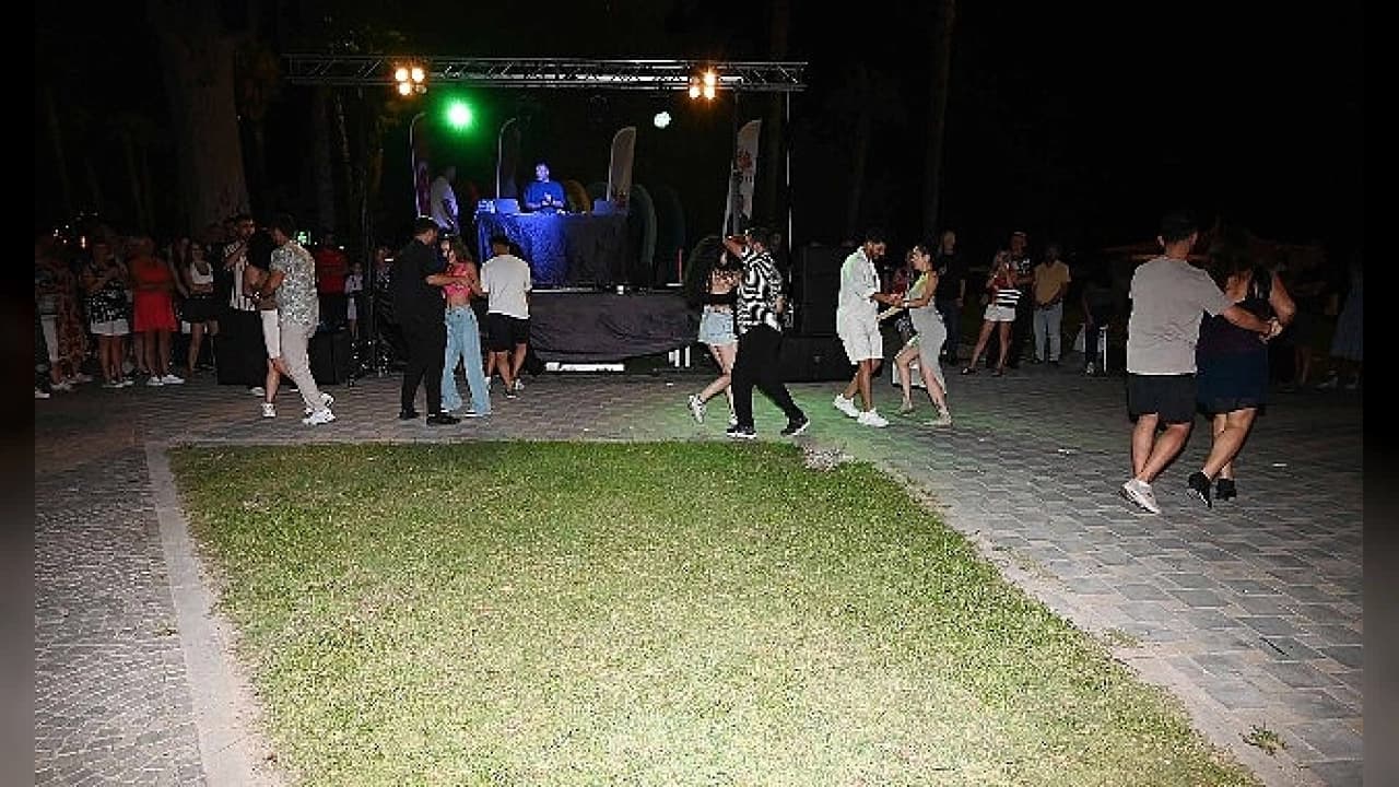 Kemer'de Yaz Akşamları Konserleri: Latin Dans Grubu ve DJ Performansı ile Coşku Dolu Gece