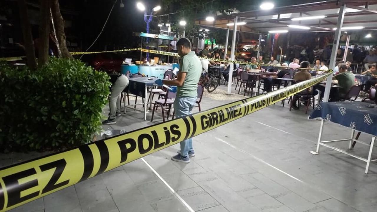 Manisa'da Çay Bahçesine Silahlı Saldırı: Seken Kurşun Müşteriyi Yaraladı