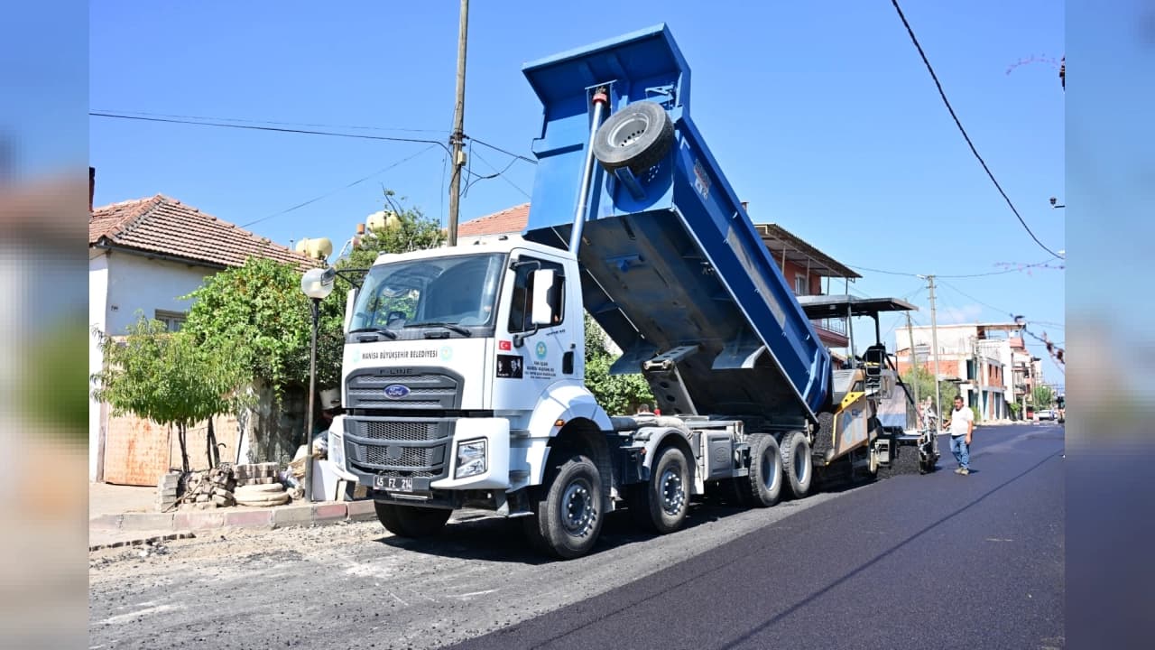 Manisa'dan Ahmetli'ye Sıcak Asfalt Çıkarması: 2 Kilometrelik Yol Yenileniyor