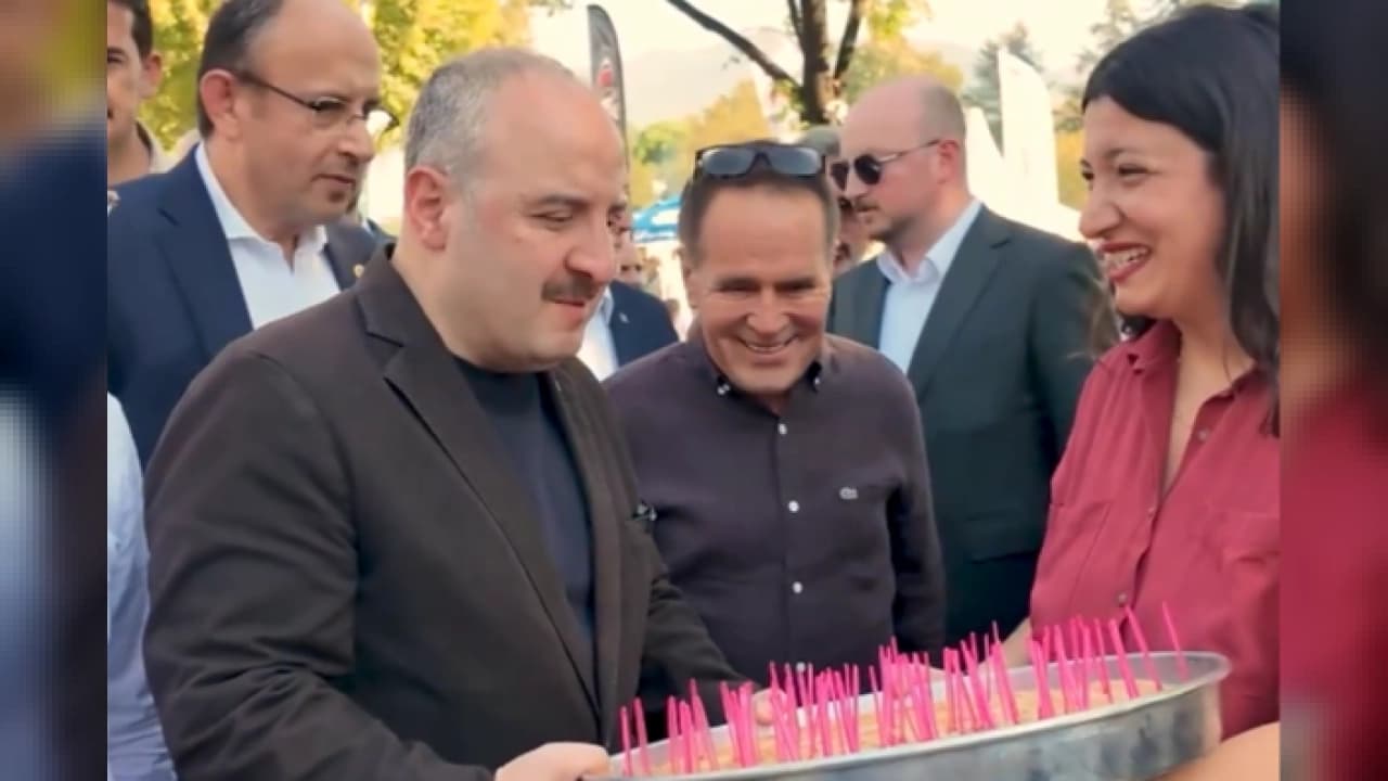 Mustafa Varank'tan Özgür Özel'e Bursa Böreği Göndermesi: Siyasette Samimiyet Vurgusu