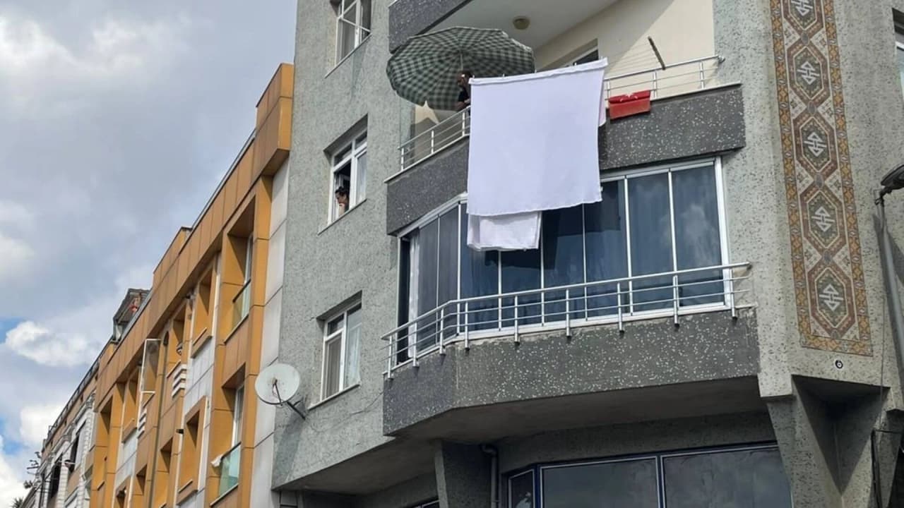 Zeytinburnu'nda Balkondan Düşen Kadın Hayatını Kaybetti