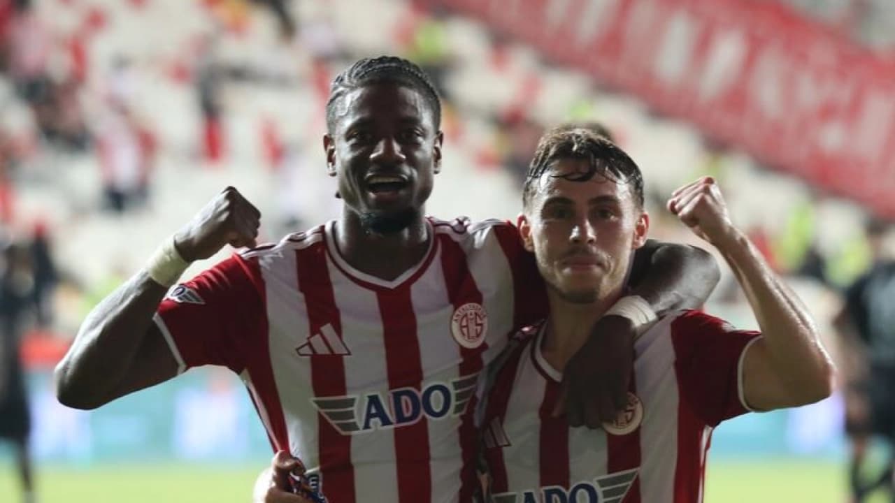 Antalyaspor evinde Van Spor FK'yı 3-0 mağlup etti