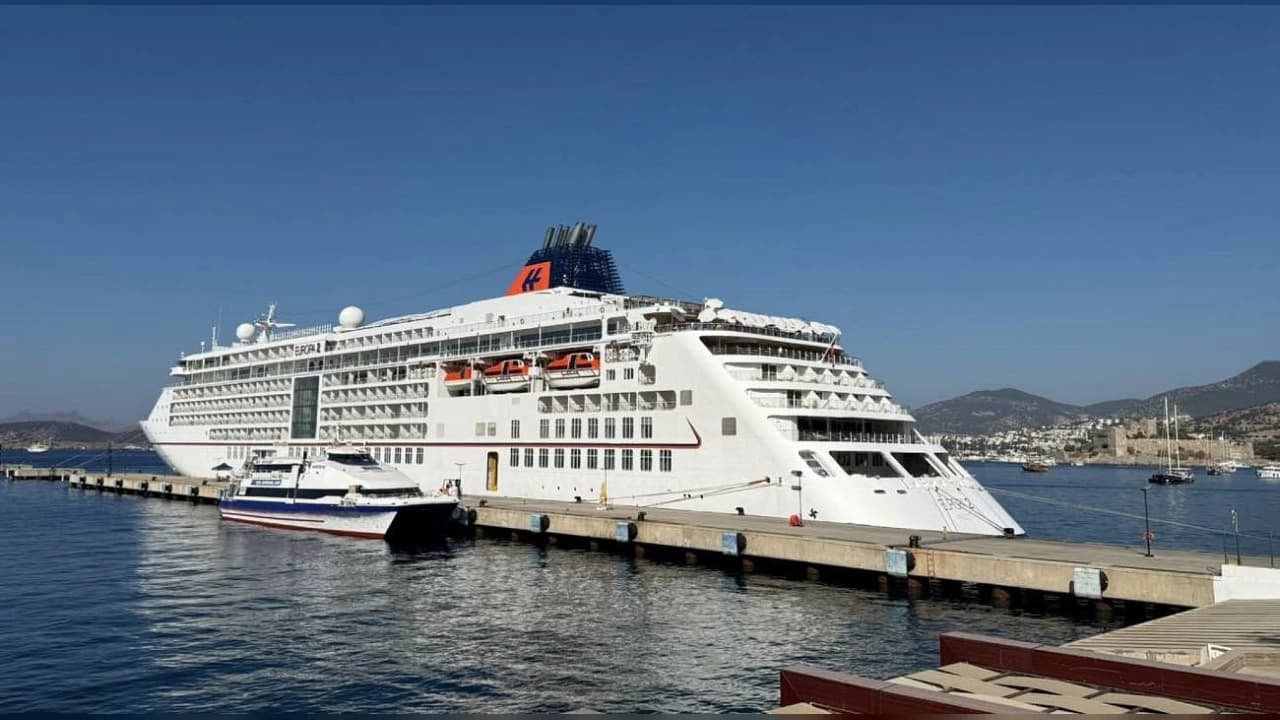 Lüks Yolcu Gemisi "Europa 2" Bodrum'a Demir Attı: 480 Turist İlçeye Akın Etti