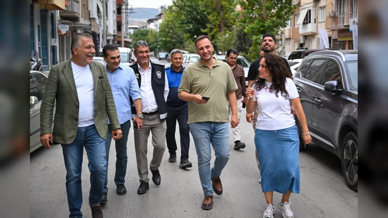 Bornova'da Yerinde Çözüm Turu: Başkan Ömer Eşki Yeşilova'yı Sokak Sokak Gezdi