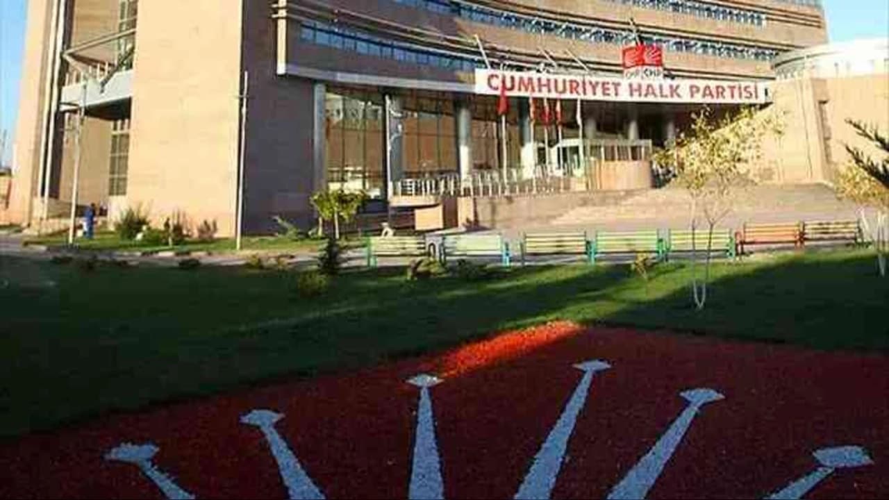 Gürsel Tekin'in CHP İstanbul İl Başkanlığı Görevi Sona Erdi: Gözler Perşembe Gününe Çevrildi