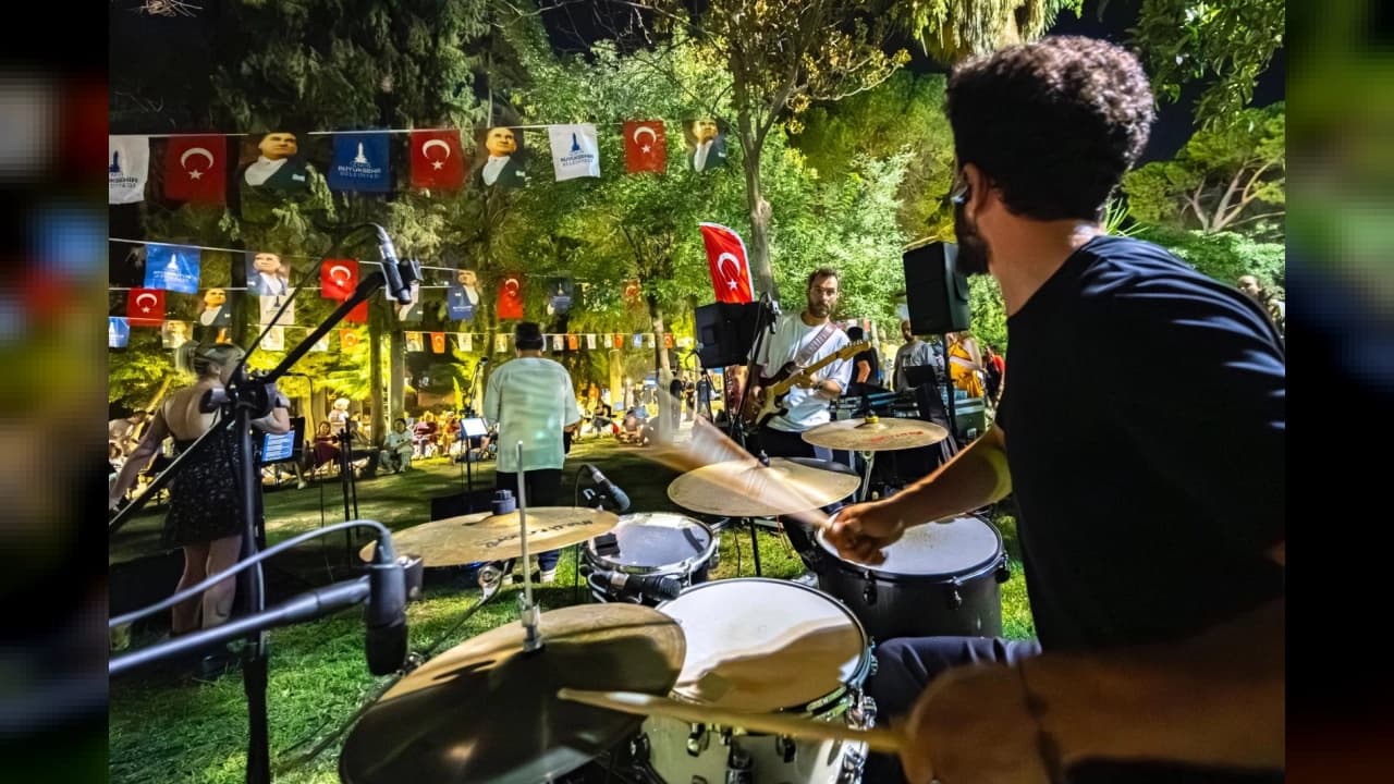 İzmir'de Açık Hava Sahneleri Büyüyor: Alternatif Park Konserleri Bornova'daydı