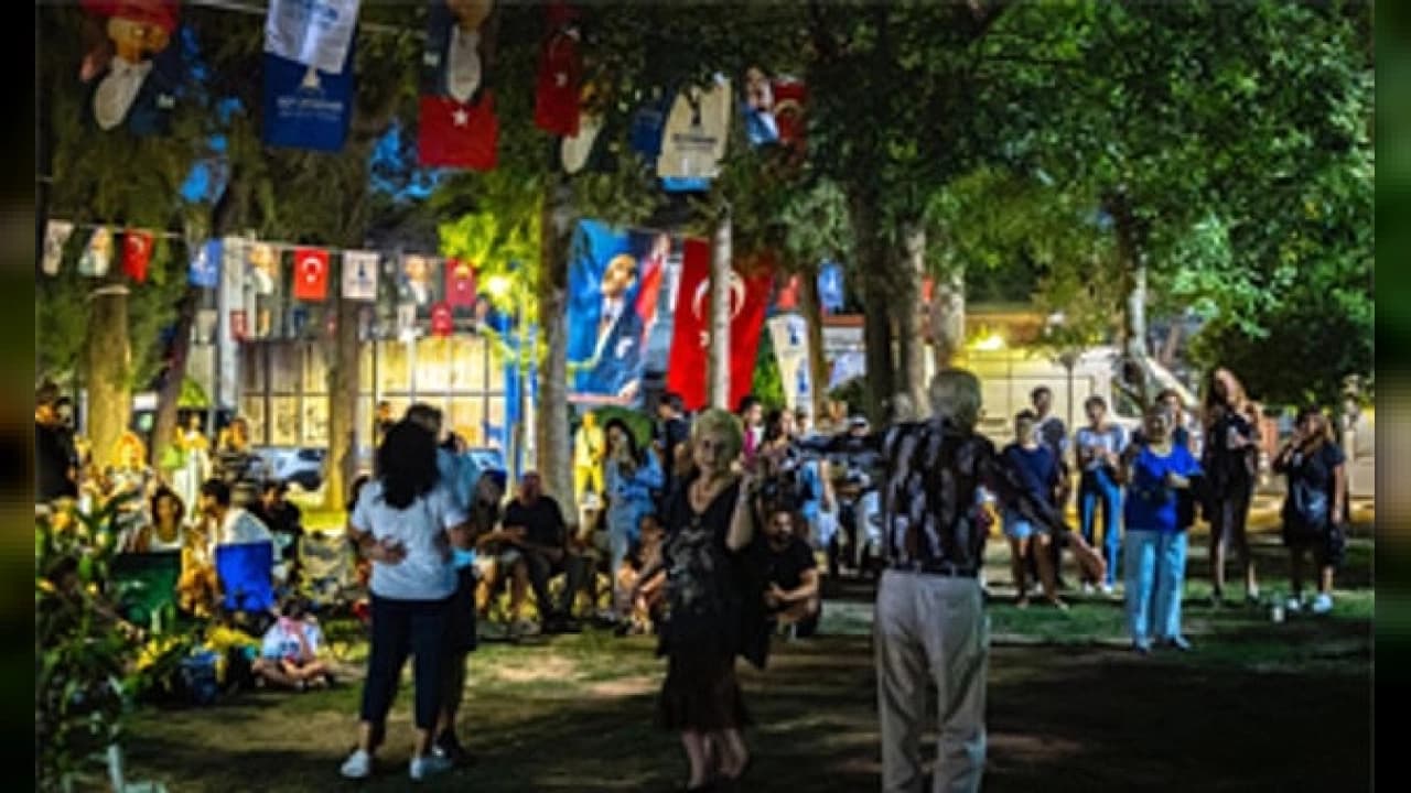 İzmir'de Alternatif Park Konserleri Rüzgarı: İkinci Durak Bornova Büyük Park Oldu