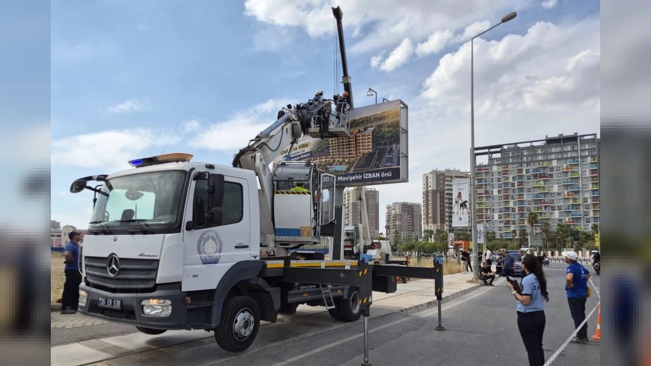 İzmir'de Reklam Panosu Krizi: Büyükşehir'den Karşıyaka Açıklaması Geldi