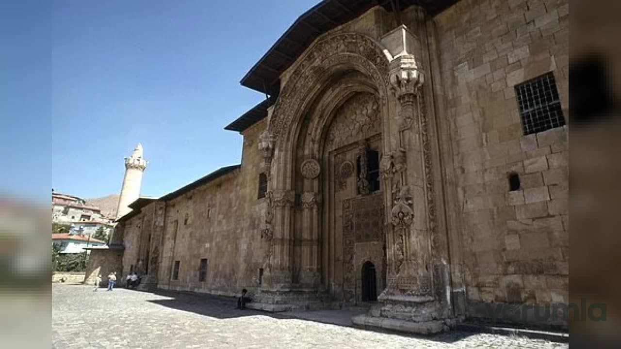 Sivas’ın 800 Yıllık UNESCO Mirası Divriği Ulu Camii ve Darüşşifası Taş İşçiliğiyle Büyülüyor