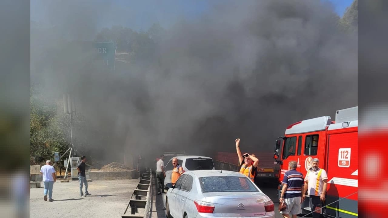 Bayraklı Tünelleri'nde Korkutan Tır Yangını: İtfaiye Ekipleri Alevleri 20 Dakikada Söndürdü