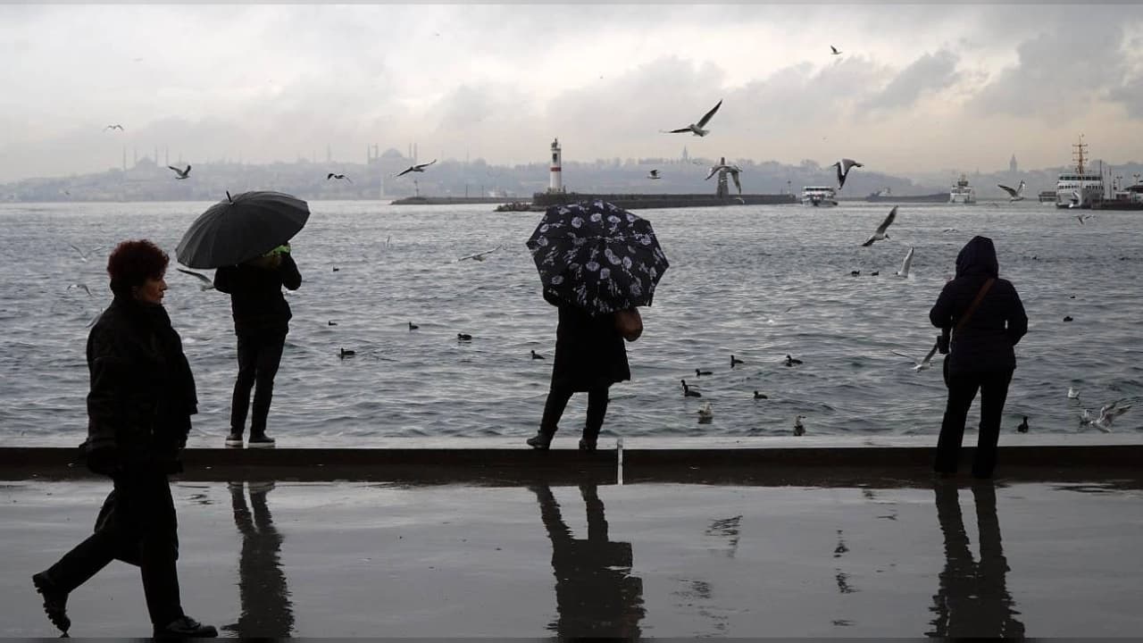İstanbul'da Hava Durumu Alarmları: AKOM'dan Çarşamba Gecesi İçin Fırtına ve Sıcaklık Düşüşü Uyarısı