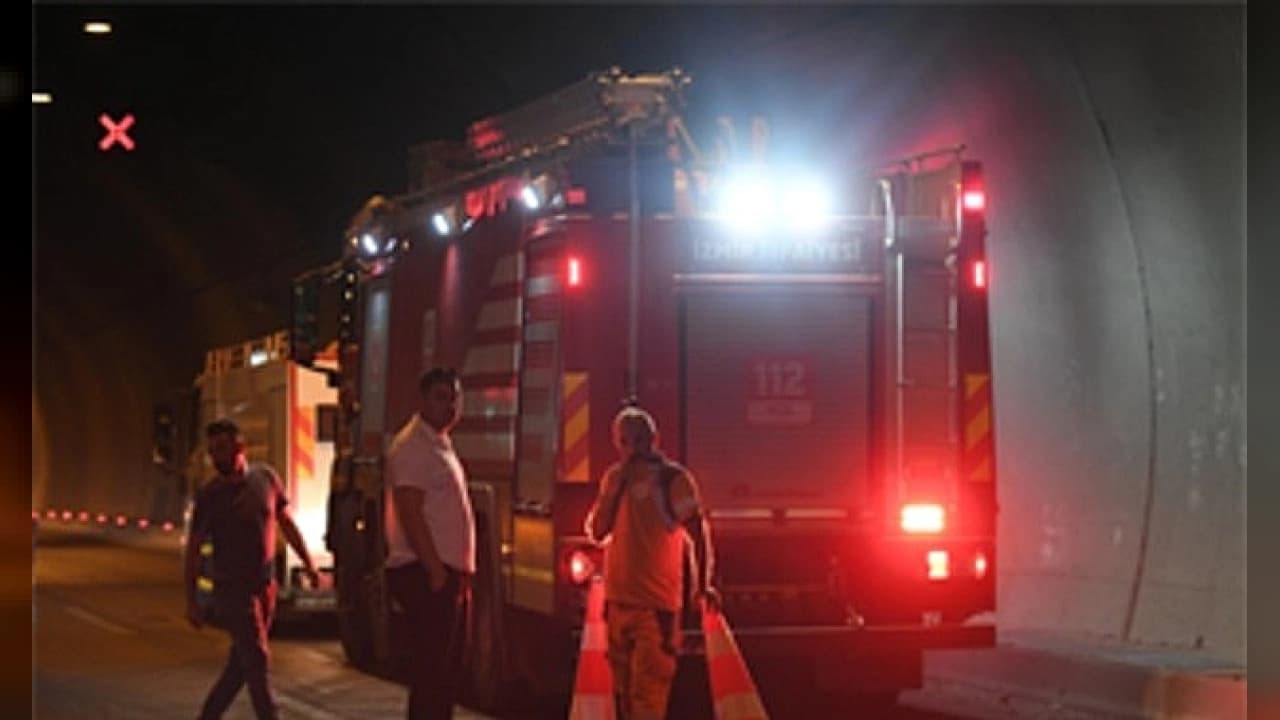 İzmir Bayraklı Tünelleri'nde Korkutan Tır Yangını: Ekipler Zamanında Müdahale Etti