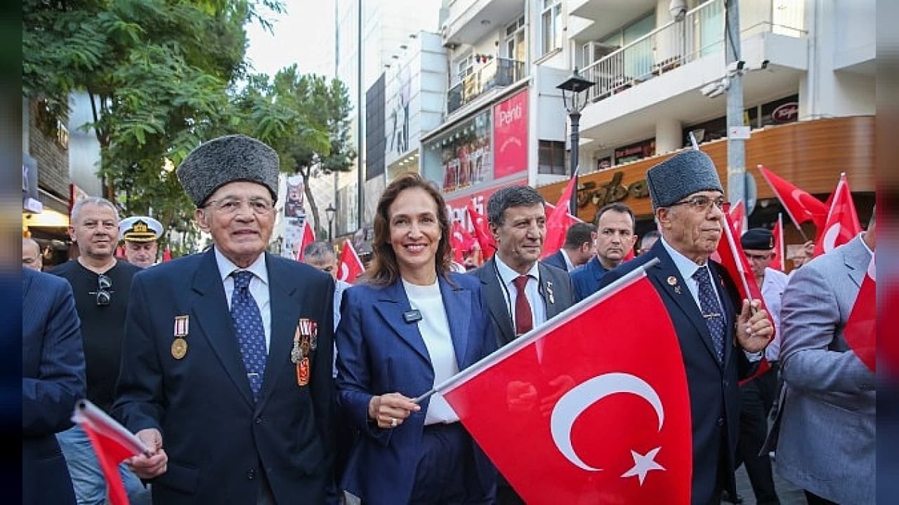Karşıyaka'da Gaziler Günü Coşkusu: Atatürk'e Unvan Verilişinin Yıl Dönümünde Anlamlı Kortej