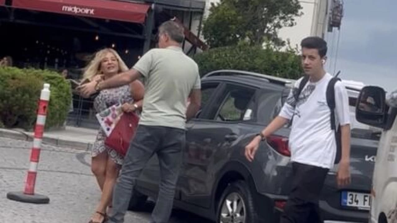 Şişli'de AVM Girişinde Sürücü Değişimi Kavgası: Otomobil Camından Uzandı, Tehditler Savurdu