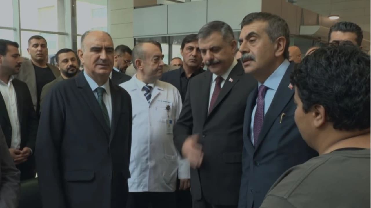 Bakanların Ziyaretinde Yürek Yakan Tüfek İsyanı: 15 Yaşındaki Çocuğun Elindeki Silah Tepki Çekti