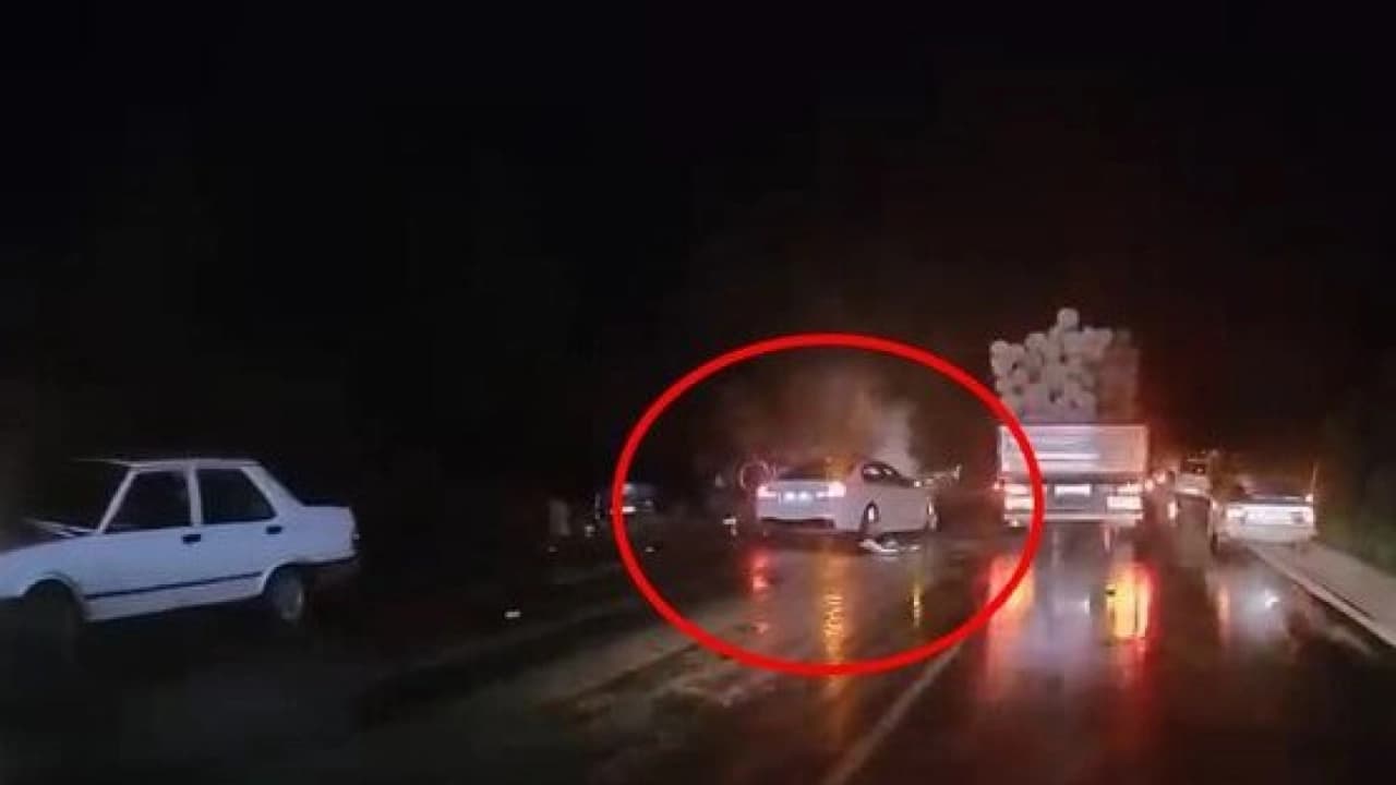 Bursa Orhaneli'nde İki Otomobil Kafa Kafaya Çarpıştı: 1 Ölü, 1 Yaralı