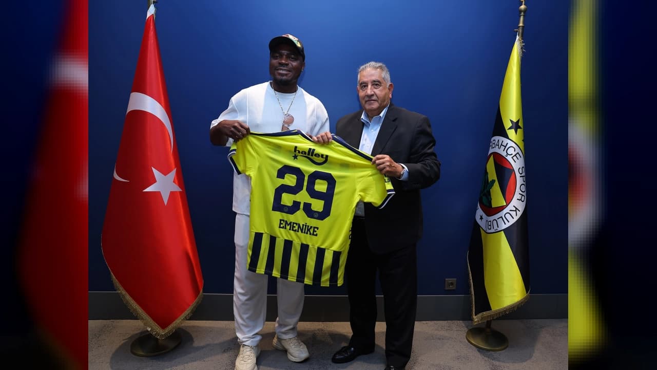 Fenerbahçe'nin Eski Yıldızı Emmanuel Emenike'den Sarı-Lacivertli Kulübe Ziyaret