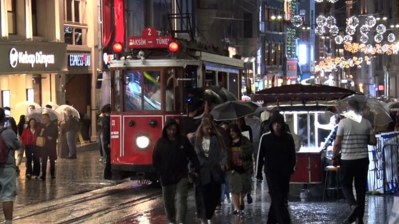 İstanbul'da Şiddetli Sağanak Yağış Hayatı Felç Etti: Sultangazi'de Su Baskınları Yaşandı