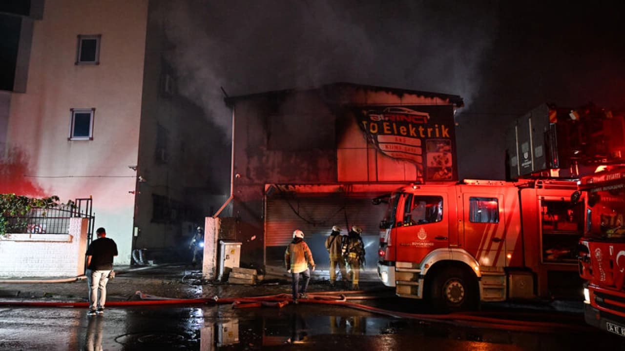 İstanbul Esenyurt'ta Korkutan Yangın: 5 İş Yeri ve 1 Fabrika Hasar Gördü