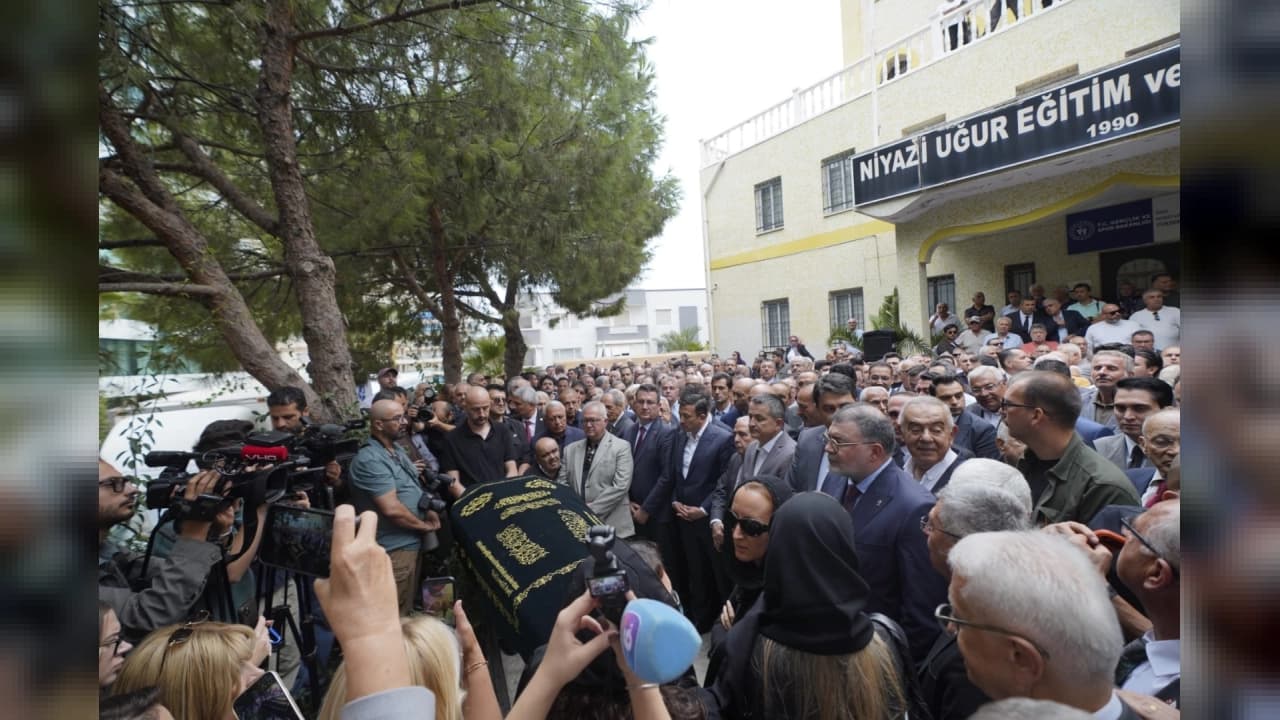 İzmir'in İki Dönemlik Efsane Başkanı Burhan Özfatura 83 Yaşında Veda Etti