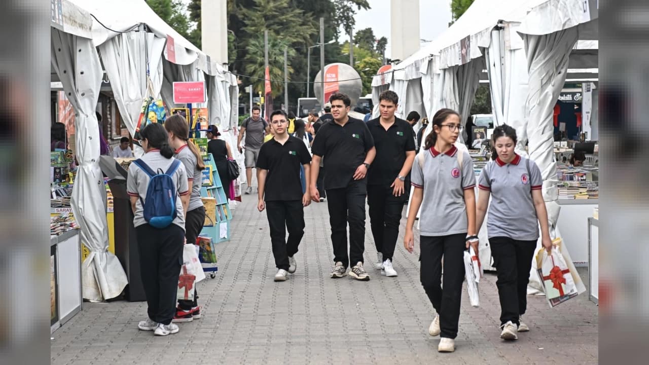 İzmir Kitap Fuarı Kültürpark’ta Kapılarını Açtı: Binlerce Kitapsever Akın Etti