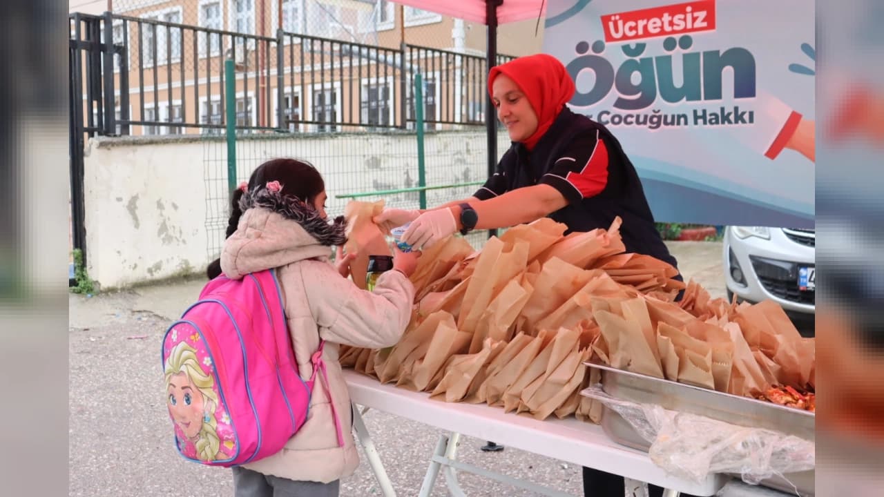 İzmit'te Öğrencilere Sürpriz Menü: Beslenme Saati Projesi ile Okullara Pizza ve Ayran Dağıtıldı